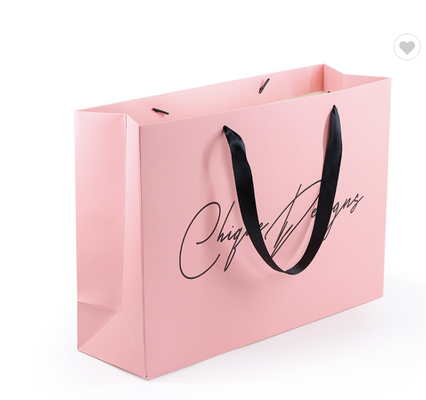 Bon prix Sacs de marchandises en papier brillant recyclé pour acheter des cadeaux avec logo personnalisé en ligne