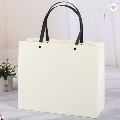 Bon prix Emballage de sacs en papier kraft de couleur Pantone avec poignées synthétiques en ligne